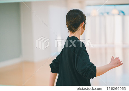 dancing, hip hop, female 136264963
