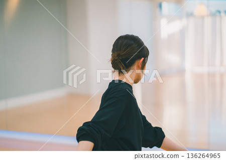 dancing, hip hop, female 136264965