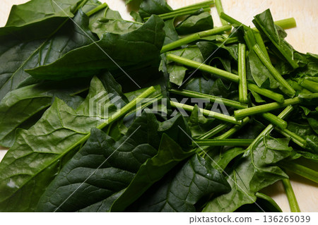 在砧板上切菠菜 在砧板上切菠菜 136265039