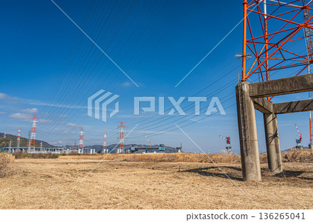 Power line tower standing on the right bank of the Yodo River, Takatsuki City, Osaka Prefecture 136265041