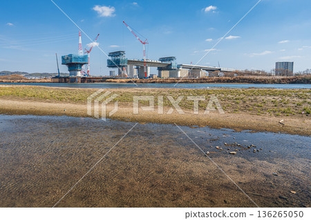 大阪府高槻市和枚方市正在興建中的跨越淀川的新名神高速公路 136265050