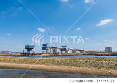 大阪府高槻市和枚方市正在興建中的跨越淀川的新名神高速公路 136265051