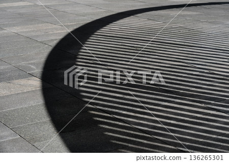 幾何光影在建築空間中擴散的抽象背景 幾何光影在建築空間中擴散的抽象背景 136265301