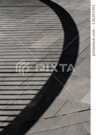 幾何光影在建築空間中擴散的抽象背景 136265302