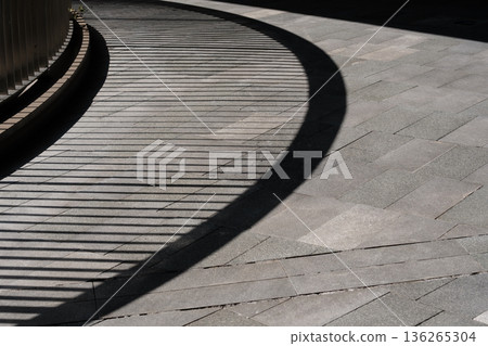 幾何光影在建築空間中擴散的抽象背景 幾何光影在建築空間中擴散的抽象背景 136265304