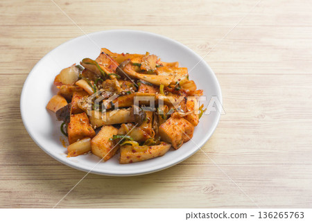 炸豆腐炒泡菜杏鮑菇 炸豆腐炒泡菜杏鮑菇 136265763