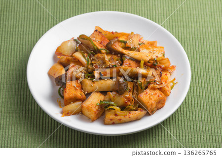 炸豆腐炒泡菜杏鮑菇 136265765