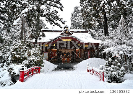 高瀨神社的雪景：一片潔白的世界 136265882