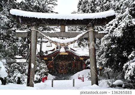 高瀨神社的雪景:一片潔白的世界 高瀨神社的雪景:一片潔白的世界 136265883