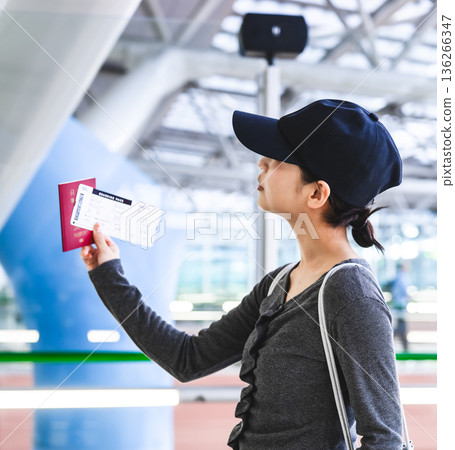 在機場核對登機證 ■攝影合作：關西國際機場（KIX） 136266347