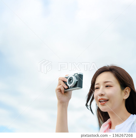 一名女子正在用相機拍照。照片由關西國際機場(KIX)提供。 一名女子正在用相機拍照。照片由關西國際機場(KIX)提供。 136267208