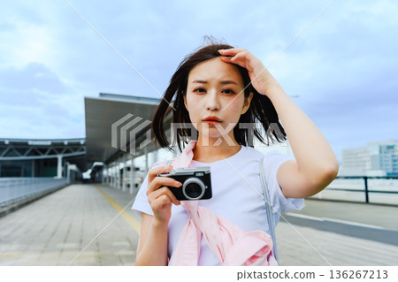 一名女子在車站手持攝影機。照片由關西國際機場(KIX)提供。 一名女子在車站手持攝影機。照片由關西國際機場(KIX)提供。 136267213