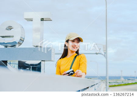 Smiling female traveler at the airport ■Photography courtesy of Kansai International Airport (KIX) Smiling female traveler at the airport ■Photography courtesy of Kansai International Airport (KIX) 136267214