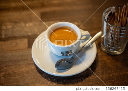 一杯加糖的濃縮咖啡 一杯加糖的濃縮咖啡 136267415