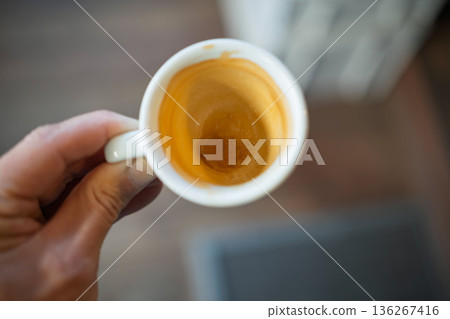 杯中仍留有咖啡油脂的濃縮咖啡 136267416