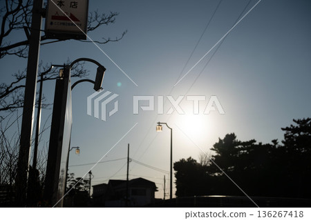 黃昏時分的風景，路標和路燈交相輝映。 136267418