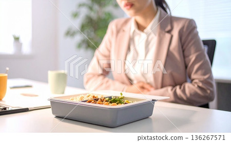 一名日本女商人抱怨食物中毒導致胃痛 136267571