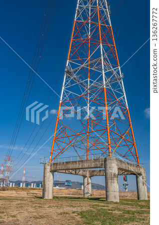 Power line tower standing on the right bank of the Yodo River, Takatsuki City, Osaka Prefecture 136267772