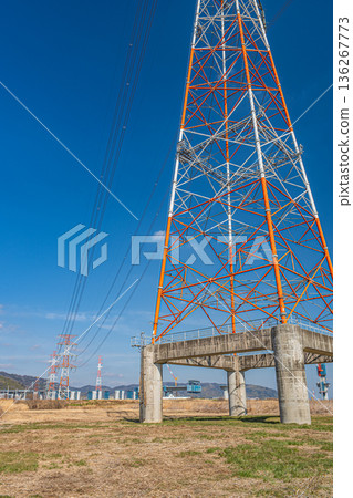 Power line tower standing on the right bank of the Yodo River, Takatsuki City, Osaka Prefecture 136267773