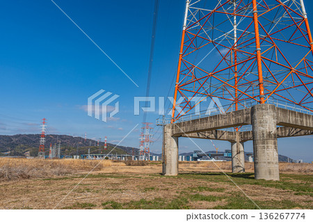 Power line tower standing on the right bank of the Yodo River, Takatsuki City, Osaka Prefecture 136267774