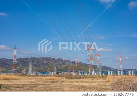 Power transmission towers and the Shin-Meishin Expressway construction site on the right bank of the Yodo River, Takatsuki City, Osaka Prefecture Power transmission towers and the Shin-Meishin Expressway construction site on the right bank of the Yodo River, Takatsuki City, Osaka Prefecture 136267776