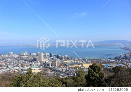 從長瀞山露台可以看到:琵琶湖、大津站、運動設施、大津港等。 從長瀞山露台可以看到:琵琶湖、大津站、運動設施、大津港等。 136268006
