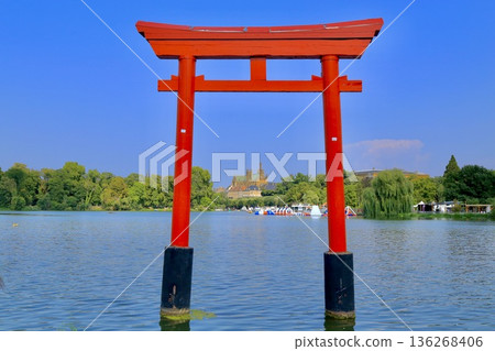 從鳥居眺望梅斯的歷史建築與城市景觀 | 法國梅斯 136268406