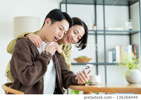 一對中年夫妻在家看智慧型手機 136268449