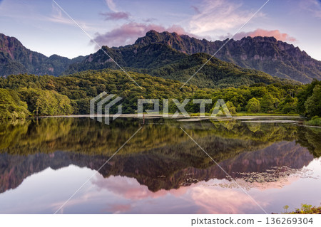 從鏡池眺望日出時的戶隱山脈 從鏡池眺望日出時的戶隱山脈 136269304