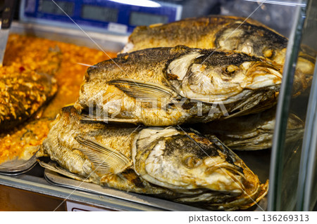 當地美食:塔內金黃色、氣泡豐富的魚頭特寫 當地美食:塔內金黃色、氣泡豐富的魚頭特寫 136269313