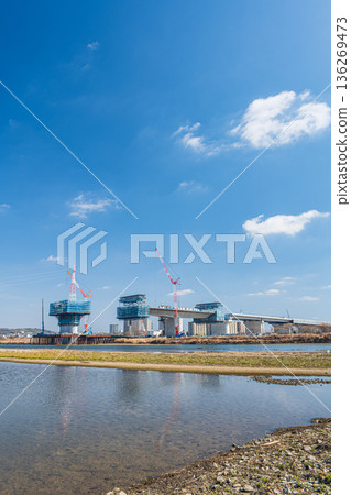 The Shin-Meishin Expressway under construction crossing the Yodo River in Takatsuki and Hirakata cities, Osaka Prefecture 136269473