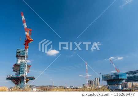 正在興建中的新名神高速公路跨越大阪府高槻市和枚方市的淀川 正在興建中的新名神高速公路跨越大阪府高槻市和枚方市的淀川 136269477
