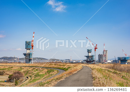 正在興建中的新名神高速公路跨越大阪府高槻市和枚方市的淀川 正在興建中的新名神高速公路跨越大阪府高槻市和枚方市的淀川 136269481