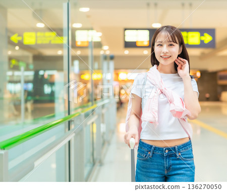 Smiling traveler at the airport ■ Photo courtesy of Kansai International Airport (KIX) 136270050