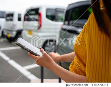 在機場停車場使用智慧型手機 ■ 圖片由關西國際機場 (KIX) 提供 在機場停車場使用智慧型手機 ■ 圖片由關西國際機場 (KIX) 提供 136270051