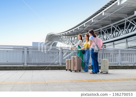 A trip rendezvous for a trio of women ■ Photo courtesy of Kansai International Airport (KIX) 136270053