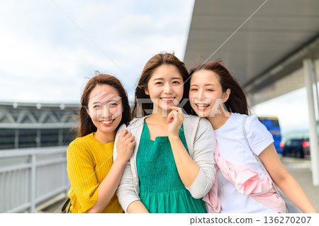 三個朋友,旅行的樂趣 ■攝影合作:關西國際機場(KIX) 三個朋友,旅行的樂趣 ■攝影合作:關西國際機場(KIX) 136270207