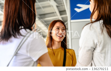 在機場與朋友的對話 ■攝影合作：關西國際機場（KIX） 136270211