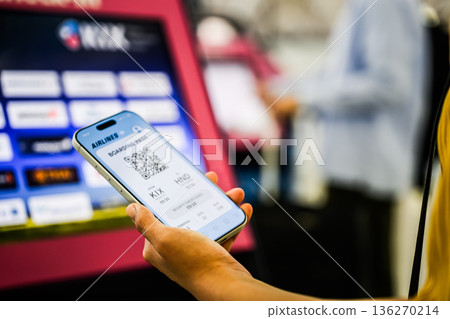 Scanning boarding passes with a smartphone ■Photography cooperation: Kansai International Airport (KIX) Scanning boarding passes with a smartphone ■Photography cooperation: Kansai International Airport (KIX) 136270214