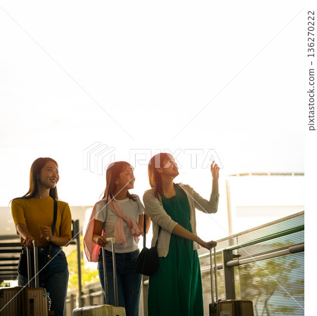 A trip for three women ■Photography cooperation: Kansai International Airport (KIX) 136270222