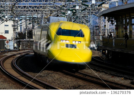 The happy yellow Shinkansen passes through Odawara Station at high speed! Tokaido Shinkansen Doctor Yellow [923 Series] 136270376