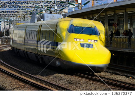 快樂的黃色新幹線高速駛過小田原站！東海道新幹線「黃博士號」[923系列] 136270377