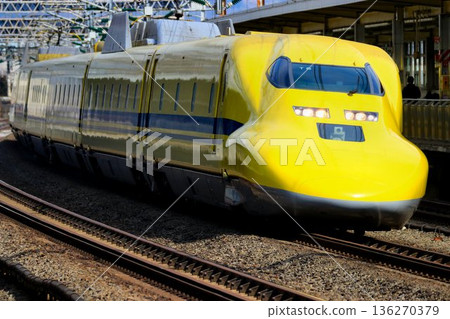 The happy yellow Shinkansen passes through Odawara Station at high speed! Tokaido Shinkansen Doctor Yellow [923 Series] 136270379