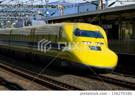 快樂的黃色新幹線高速駛過小田原站！東海道新幹線「黃博士號」[923系列] 136270380