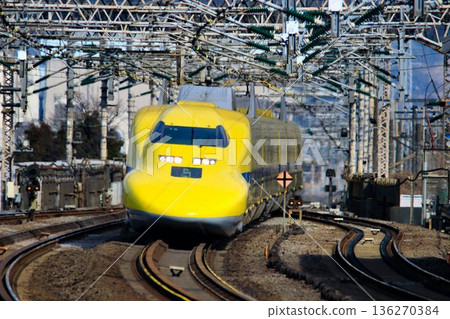 快樂的黃色新幹線高速駛過小田原站！東海道新幹線「黃博士號」[923系列] 136270384