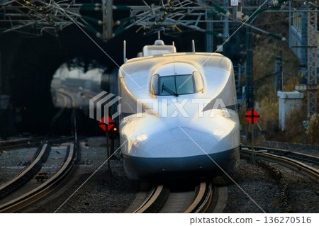 N700A系列列車行駛在日本的主要交通幹線-東海道新幹線上,停靠小田原站。 N700A系列列車行駛在日本的主要交通幹線-東海道新幹線上,停靠小田原站。 136270516