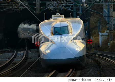 N700A系列列車行駛在日本的主要交通幹線-東海道新幹線上,停靠小田原站。 N700A系列列車行駛在日本的主要交通幹線-東海道新幹線上,停靠小田原站。 136270517