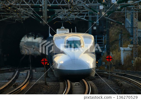 N700A系列列車行駛在日本的主要交通幹線-東海道新幹線上,停靠小田原站。 N700A系列列車行駛在日本的主要交通幹線-東海道新幹線上,停靠小田原站。 136270529
