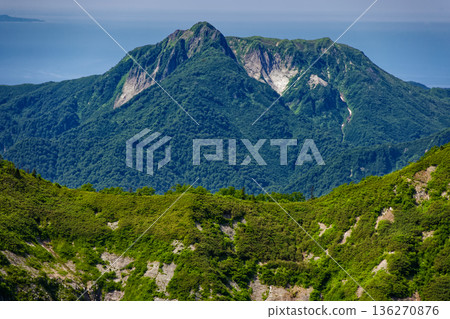 從高妻嶽山頂眺望天飾岳和日本海。 136270876