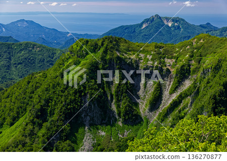 從高妻嶽山頂可眺望乙女岳、天笠岳、日本海以及能登半島。 136270877